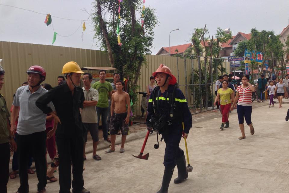 Cảnh sát chữa cháy phải sử dụng búa, rìu để phá cửa một số căn phòng, giải cứu các nạn nhân bị mắc kẹt. (Ảnh: PV/Vietnam+)