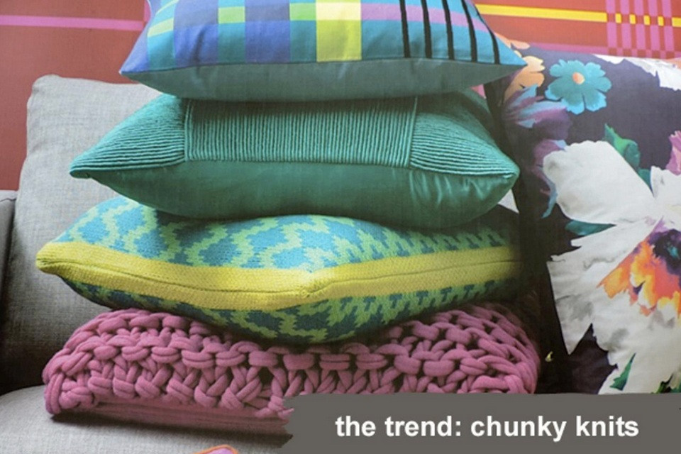 Rất nhiều vải với sự pha trộn màu sắc như chiếc gối màu hồng này được cách điệu bởi vải dệt kết hợp kỹ thuật đan móc nổi tại chương trình Paris design and textile Maison &amp; Objet. (Ảnh: UMA/Vietnam+)