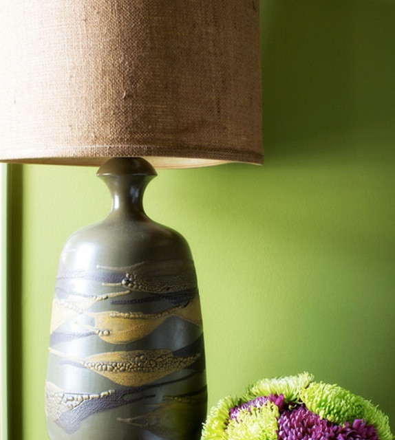 Những người yêu thích đồ nội thất cổ hãy ghi chú: Đến cửa hàng đồ cũ và tìm mua một cái đèn những năm 1960 sẽ giúp bạn bắt kịp xu hướng hiện nay. Thay chụp đèn, như nhà thiết kế Brian Patrick Flynn đã làm ở đây để tạo ra vẻ hiện đại. (Ảnh: UMA/Vietnam+)