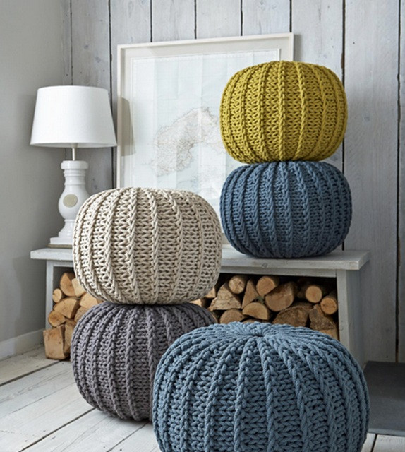 Để làm cho xu hướng đan nổi trông có tính thẩm mỹ, hãy dùng chúng làm nệm ngồi hoặc gối để tạo điểm nhấn cho không gian của bạn. Chọn những màu len trung tính theo phong cách Bắc Âu Scandinavian. (Ảnh: UMA/Vietnam+) Xu hướng: màu kim loại kiểu hiện đại