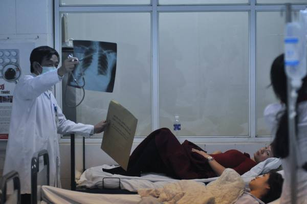 Liên tiếp những nhân viên Big C được chuyển vào bệnh viện. Theo ghi nhận tại siêu thị, ban đầu họ có biểu hiện choáng nhẹ nhưng về sau chuyển biến xấu nên được đưa đi cấp cứu (Ảnh: Minh Sơn/Vietnam+)