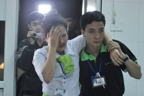 Đến khoảng 22h lại có thêm trường hợp được đưa vào bệnh viện. (Ảnh: Minh Sơn/Vietnam+)