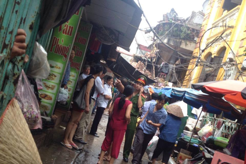 Người dân hốt hoảng sau vụ sập nhà. (Ảnh: PV/Vietnam+)