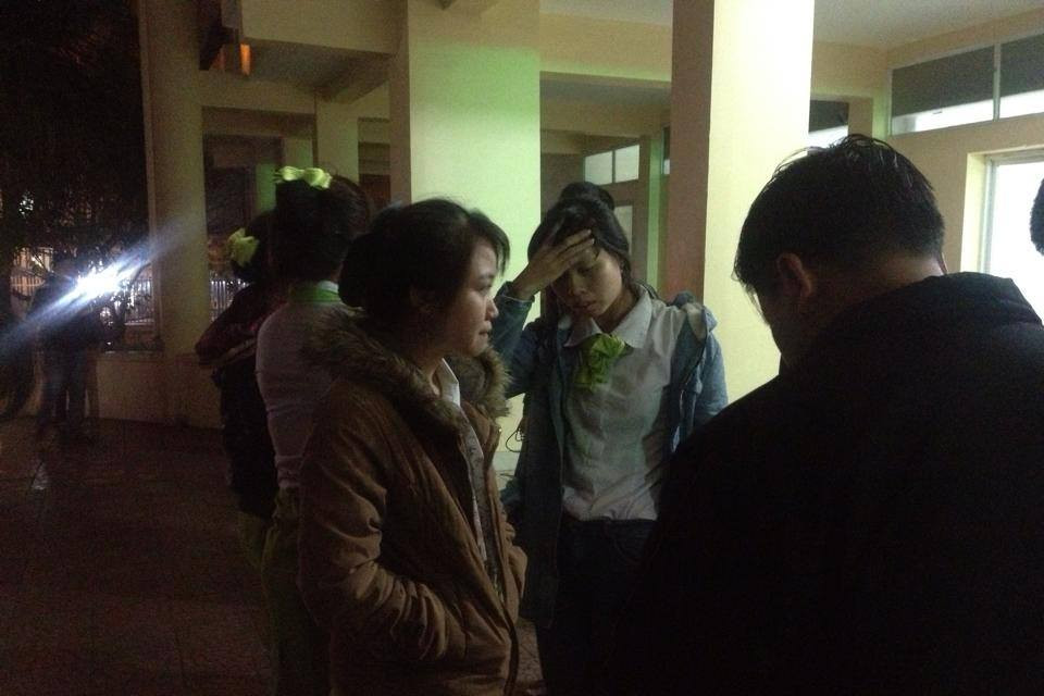 21h45 phút, 4 nhân viên Big C đã tương đối tỉnh táo được đưa về. Tuy nhiên trên nét mặt của họ vẫn lộ rõ vẻ mệt mỏi vì sự cố. (Ảnh: Minh Sơn/Vietnam+)