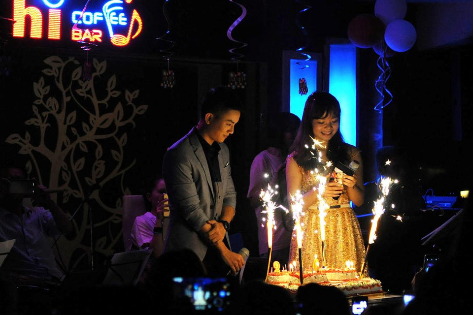Khi món quà cuối cùng được lấy ra, cũng là lúc chiếc bánh sinh nhật tuổi 20 của Hoài Lâm được đưa lên sân khấu. Hơn 100 người trong quán cafe cùng đồng thanh hát vang ca khúc 'Tuổi 20'. Chàng ca sĩ trẻ cởi tấm decal che mắt ra trong bồi hồi và xúc động. Anh hướng về phía người hâm mộ, liên tục nghẹn ngào: 'Dạ! cảm ơn ạ, con cảm ơn.' (Tùng Lâm/Vietnam+)