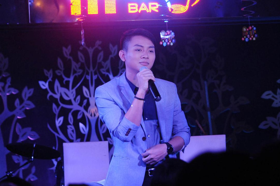 Như thường lệ, nam ca sĩ trẻ tự tin trình diễn một loạt các bài hát 'tủ' của mình. (Tùng Lâm/Vietnam+)