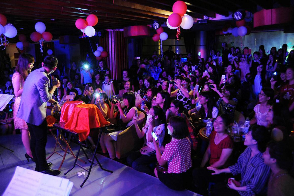 Khi một bài hát chuẩn bị tới đoạn cao trào, một sự cố xảy ra, hệ thống âm thanh và ánh sáng của sân khấu đột nhiên tắt ngấm. Chàng ca sĩ 19 tuổi không hề biết rằng, đây là một sự cố đã được người hâm mộ lên kế hoạch. (Tùng Lâm/Vietnam+)