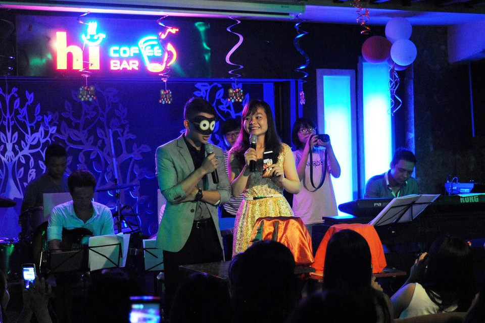 Trong lúc Hoài Lâm còn đang ngơ ngác, người hâm mộ đã bịt mắt anh lại bằng một tấm decal ngộ nghĩnh và mang ra sân khấu ba món quà. (Tùng Lâm/Vietnam+)