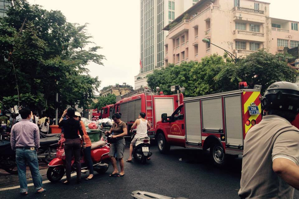 Xe cứu hộ tới hiện trường ngôi nhà sập. (Ảnh: PV/Vietnam+)