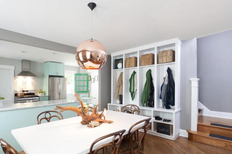 Một cái chụp đèn màu đồng đã làm tăng độ sáng cho căn phòng ăn hiện đại này. Để tạo nên phong cách này với một cách tiết kiệm hơn, bạn có thể dùng một cái chụp đèn bằng kim loại và sử dụng sơn màu đồng để xịt lên. (Ảnh: UMA/Vietnam+)