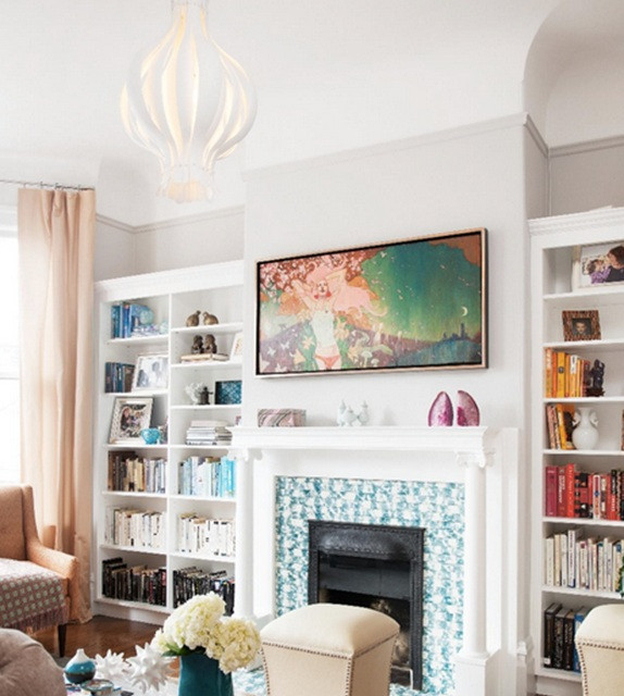 Cách mới nhất để sử dụng màu trung tính là gì? Đây là thiết kế sử dụng màu rượu Champagne như là một tông màu nóng trung tính, sau đó tạo thêm một lớp bằng các bức tranh, quyển sách và họa tiết lò sưởi có màu đậm. (Ảnh: UMA/Vietnam+)