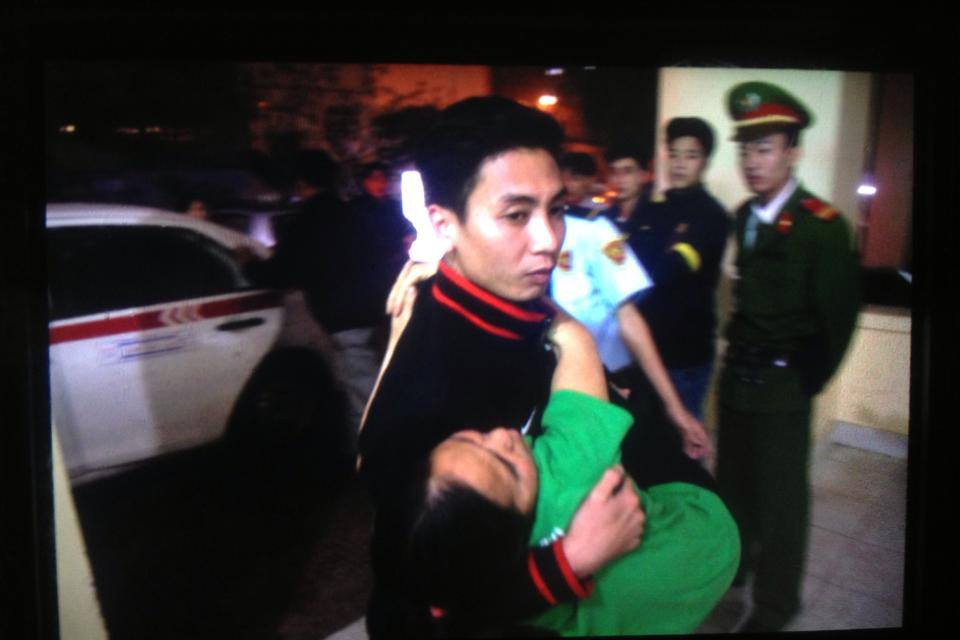 Thông tin chính thức từ Bệnh viện 198: Trong tối nay đã có 18 người được đưa vào cấp cứu trong tình trạng ngất xỉu, ói mửa, hoa mắt chóng mặt. (Ảnh: Minh Sơn/Vietnam+)