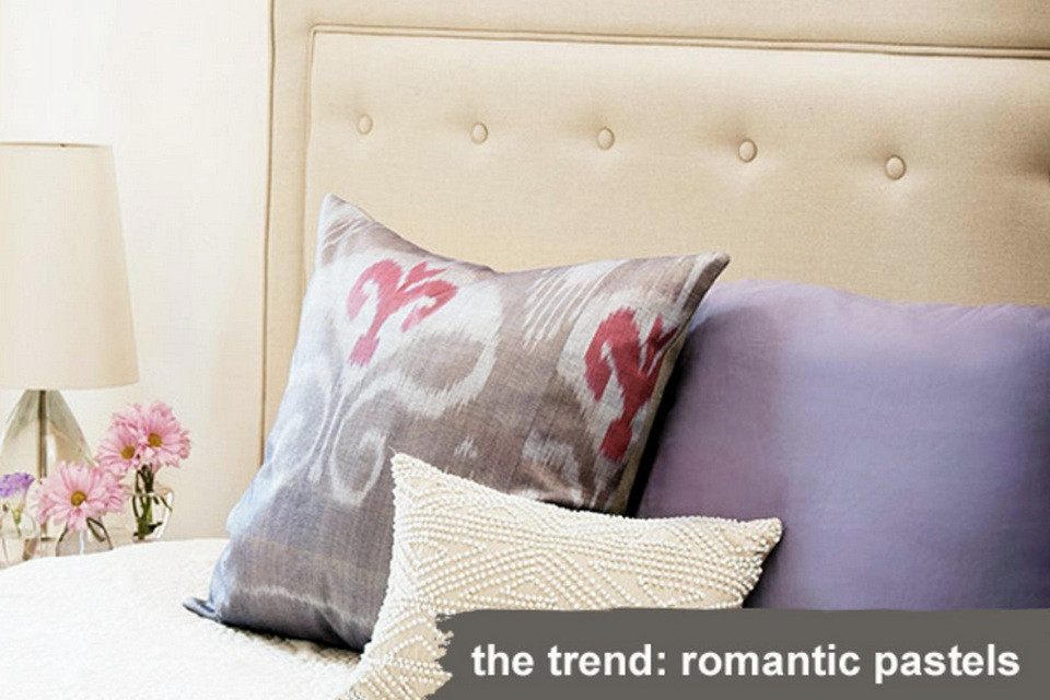 Ngày càng nhiều gam màu nhạt lãng mạn, mềm mại được sử dụng. Trong xu hướng màu nhạt, có một màu nổi bật hơn hẳn các màu khác: màu tím! Đây là mẫu thiết kế Coddington với tấm ván giường màu ngà voi và chiếc gối họa tiết kết hợp giữa hoa oải hương, màu đá đen và hoa phong lan. (Ảnh: UMA/Vietnam+)