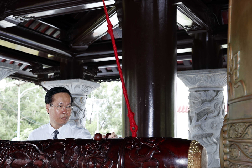 Chủ tịch nước Võ Văn Thưởng thỉnh chuông khai lễ giỗ. (Ảnh: Thống Nhất/TTXVN)