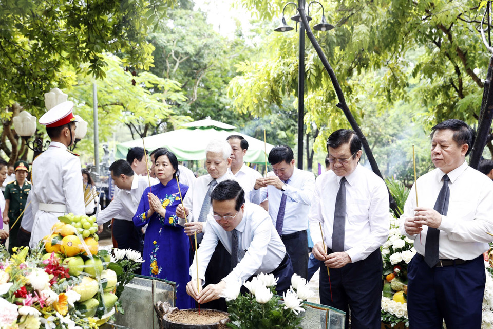 Chủ tịch nước Võ Văn Thưởng dâng hương tại phần mộ Liệt sỹ, Anh hùng Lực lượng Vũ trang Nhân dân Võ Thị Sáu tại Nghĩa trang Hàng Dương. (Ảnh: Thống Nhất/TTXVN)