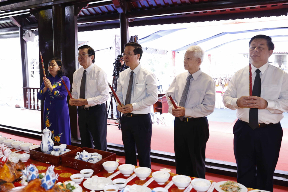 Chủ tịch nước Võ Văn Thưởng dâng hương tại Lễ giỗ các anh hùng liệt sỹ, chiến sỹ cách mạng, đồng bào yêu nước hy sinh tại Côn Đảo. (Ảnh: Thống Nhất/TTXVN)