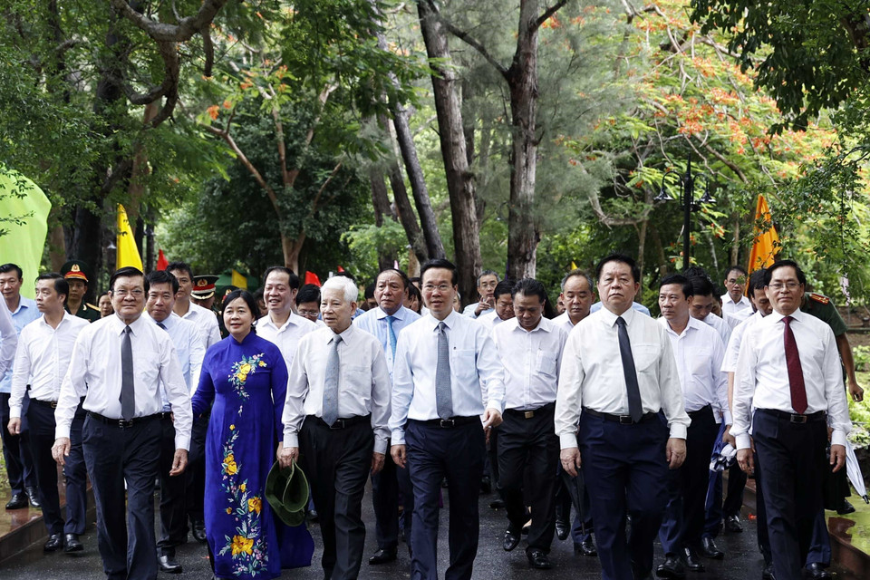 Chủ tịch nước Võ Văn Thưởng cùng các đại biểu đến dâng hương tại Nghĩa trang Hàng Dương. (Ảnh: Thống Nhất/TTXVN)