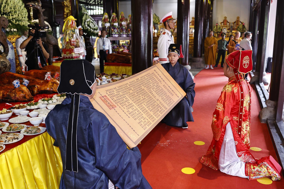 Lễ giỗ các anh hùng liệt sỹ, chiến sỹ cách mạng, đồng bào yêu nước hy sinh tại huyện Côn Đảo. (Ảnh: Thống Nhất/TTXVN)