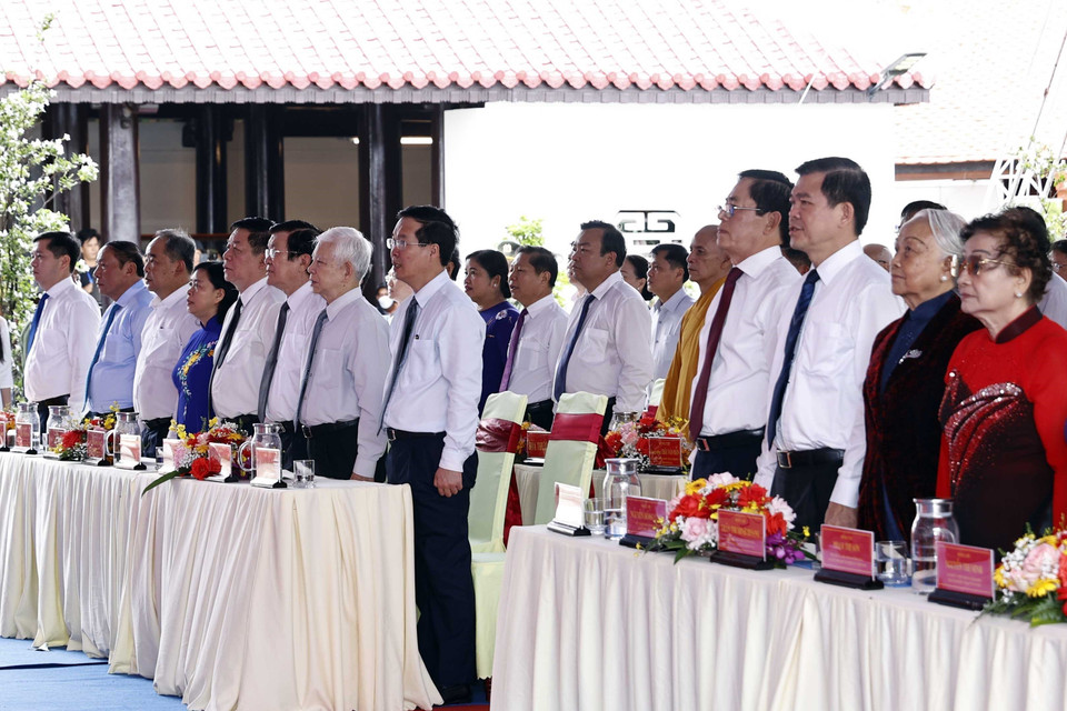 Chủ tịch nước Võ Văn Thưởng và các đại biểu dự Lễ giỗ các anh hùng liệt sỹ, chiến sỹ cách mạng, đồng bào yêu nước hy sinh tại Côn Đảo. (Ảnh: Thống Nhất/TTXVN)