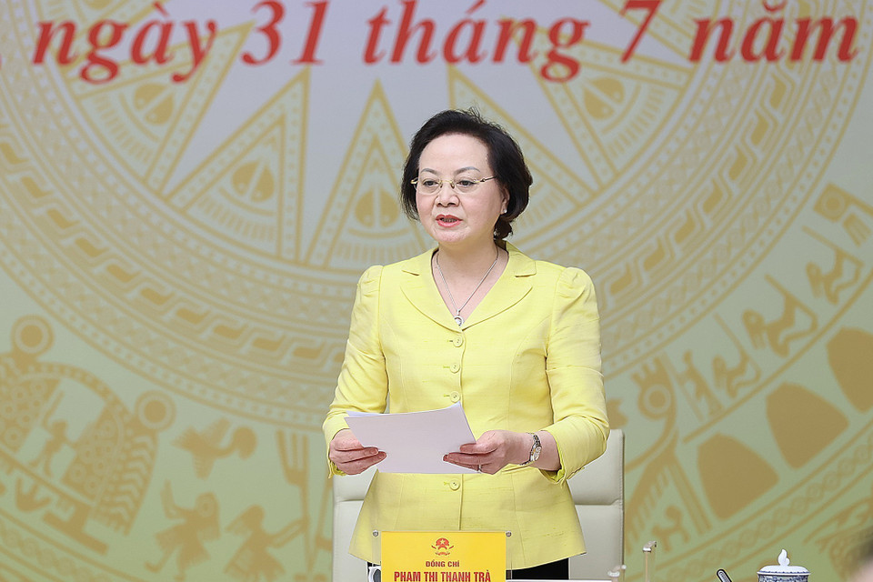 Bộ trưởng Bộ Nội vụ Phạm Thị Thanh Trà trình bày nội dung Nghị quyết của Ủy ban Thường vụ Quốc hội về sắp xếp đơn vị hành chính cấp huyện, cấp xã giai đoạn 2023-2030. (Ảnh: Dương Giang/TTXVN)