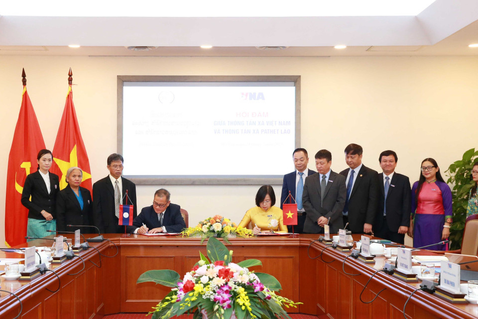 Tổng giám đốc Thông tấn xã Việt Nam Vũ Việt Trang và Tổng giám đốc Thông tấn xã Pathet Lào Khampheuy Philapha ký Biên bản ghi nhớ hợp tác giữa hai cơ quan. (Ảnh: Phương Hoa/TTXVN)