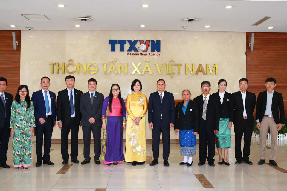 Đoàn Đại biểu Thông tấn xã Việt Nam và Thông tấn xã Pathet Lào sau hội đàm. (Ảnh: Phương Hoa/TTXVN)