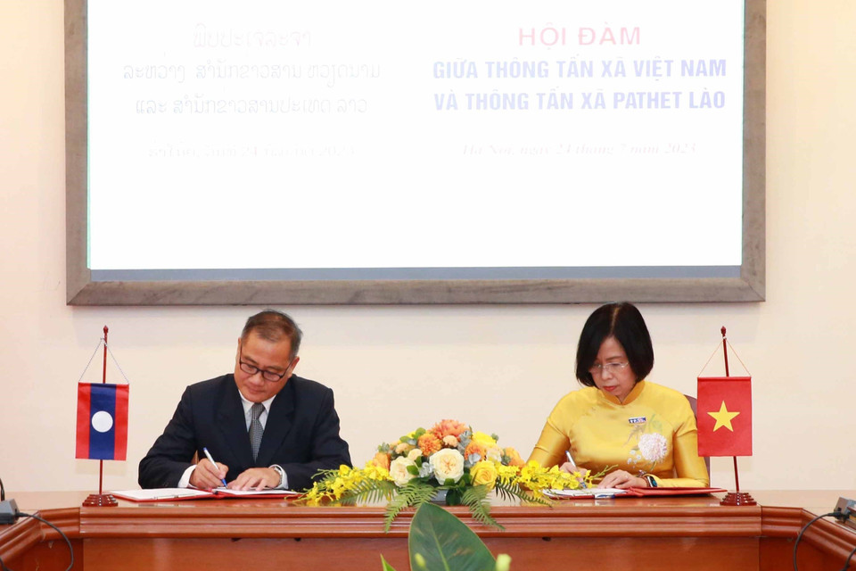 Tổng giám đốc Thông tấn xã Việt Nam Vũ Việt Trang và Tổng giám đốc Thông tấn xã Pathet Lào Khampheuy Philapha ký Biên bản ghi nhớ hợp tác giữa hai cơ quan. (Ảnh: Phương Hoa/TTXVN)