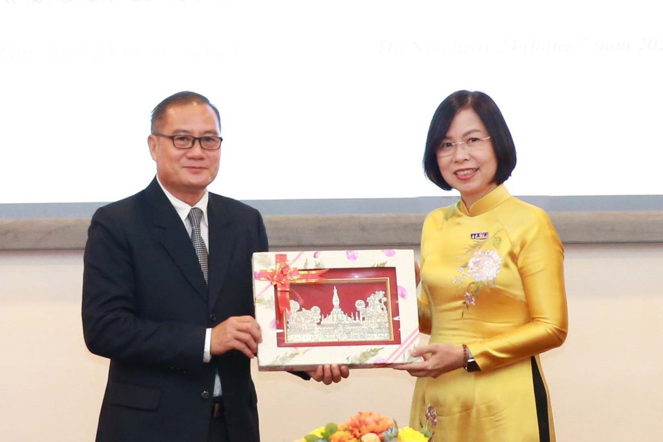 Tổng giám đốc Thông tấn xã Pathet Lào Khampheuy Philapha trao quà lưu niệm cho Tổng giám đốc Thông tấn xã Việt Nam Vũ Việt Trang. (Ảnh: Phương Hoa/TTXVN)