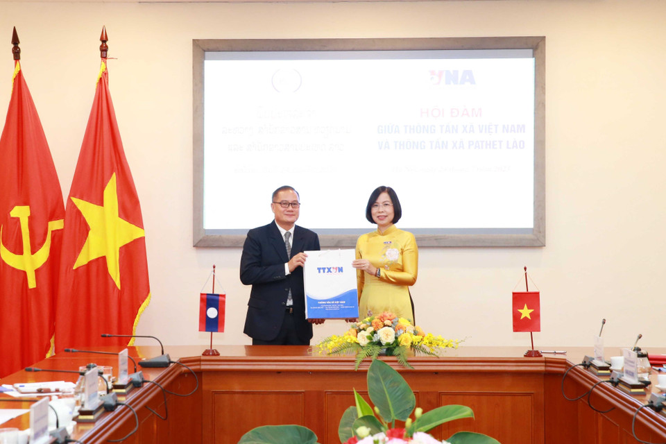 Tổng giám đốc Thông tấn xã Việt Nam Vũ Việt Trang trao quà lưu niệm cho Tổng giám đốc Thông tấn xã Pathet Lào Khampheuy Philapha. (Ảnh: Phương Hoa/TTXVN)