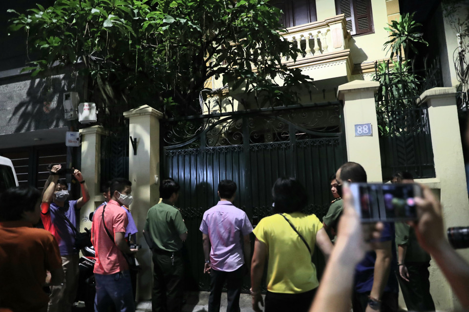 Lực lượng An ninh điều tra và đại diện Viện kiểm sát tiến hành các thủ tục khám xét nhà ông Nguyễn Đức Chung (tối 28/8/2020). (Ảnh: Doãn Tấn/TTXVN)