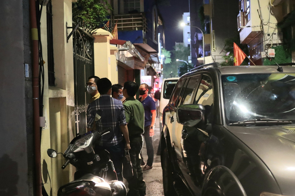 Lực lượng An ninh điều tra và đại diện Viện kiểm sát tiến hành các thủ tục khám xét nhà ông Nguyễn Đức Chung (tối 28/8/2020). (Ảnh: Doãn Tấn/TTXVN)