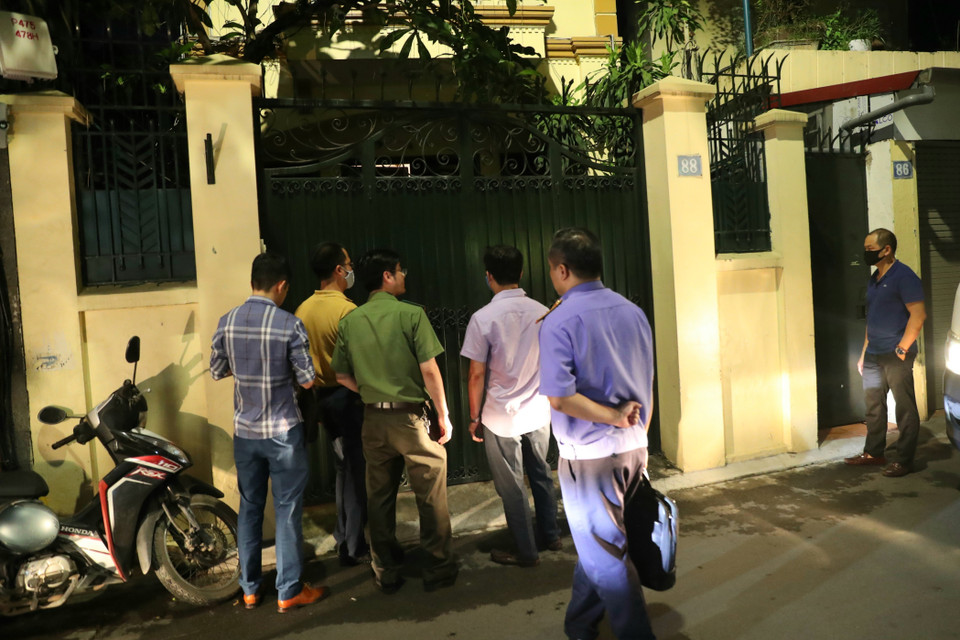 Lực lượng An ninh điều tra và đại diện Viện kiểm sát tiến hành các thủ tục khám xét nhà ông Nguyễn Đức Chung (tối 28/8/2020). (Ảnh: Doãn Tấn/TTXVN)