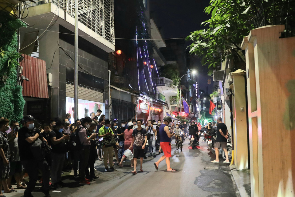  Nhiều người dân hiếu kỳ tập trung quanh khu vực nhà ông Nguyễn Đức Chung. (Ảnh: Doãn Tấn/TTXVN)