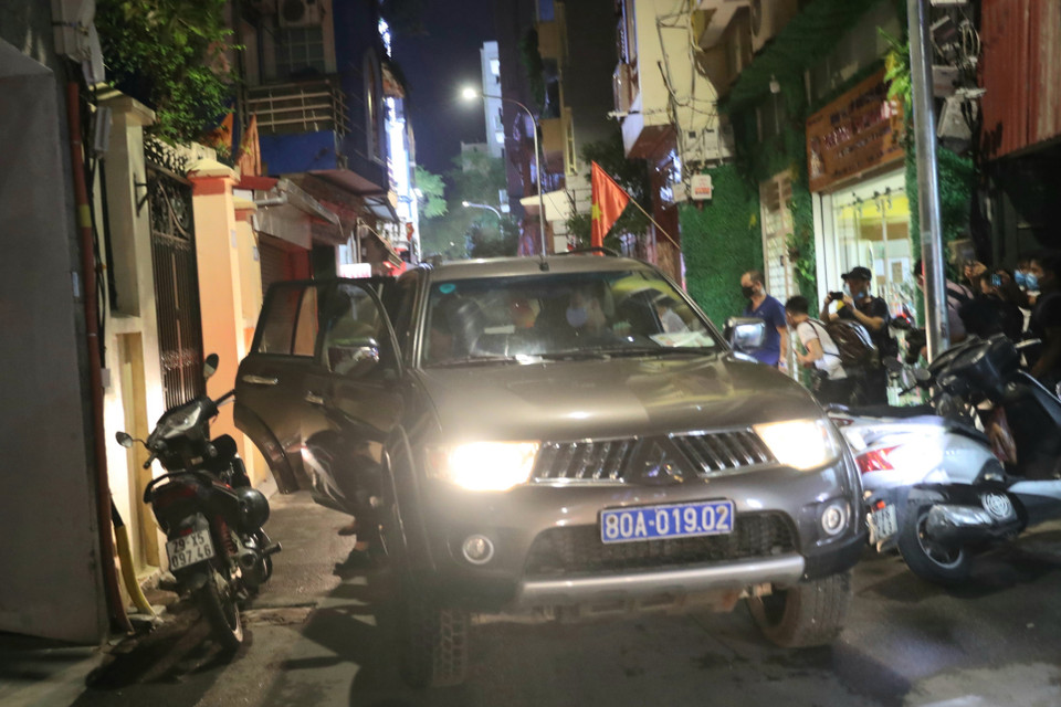 Lực lượng An ninh điều tra và đại diện Viện kiểm sát tiến hành các thủ tục khám xét nhà ông Nguyễn Đức Chung (tối 28/8/2020). (Ảnh: Doãn Tấn/TTXVN)