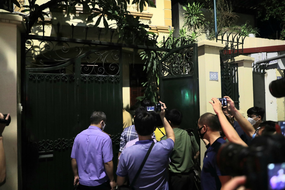 Lực lượng An ninh điều tra và đại diện Viện kiểm sát tiến hành các thủ tục khám xét nhà ông Nguyễn Đức Chung (tối 28/8/2020). (Ảnh: Doãn Tấn/TTXVN)