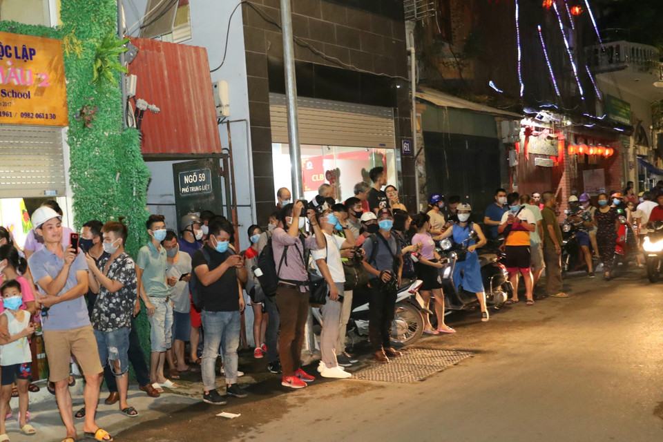 Nhiều người dân hiếu kỳ tập trung quanh khu vực nhà ông Nguyễn Đức Chung. (Ảnh: Doãn Tấn/TTXVN)