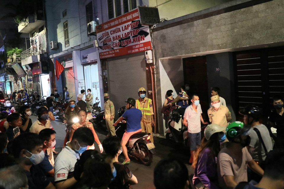 Nhiều người dân hiếu kỳ tập trung trước cửa nhà ông Nguyễn Đức Chung. (Ảnh: Doãn Tấn/TTXVN)