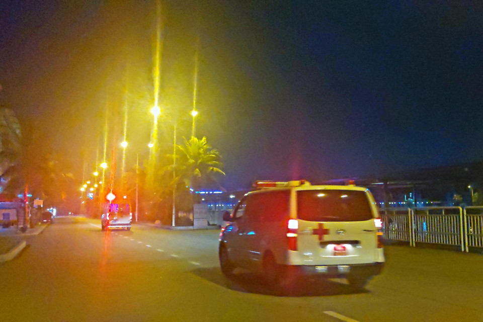 Xe cứu thương đưa thi thể các nạn nhân xấu số trong vụ rơi trực thăng trên vịnh Hạ Long về Nhà Tang lễ thành phố Hạ Long. (Ảnh: Thanh Vân/TTXVN)