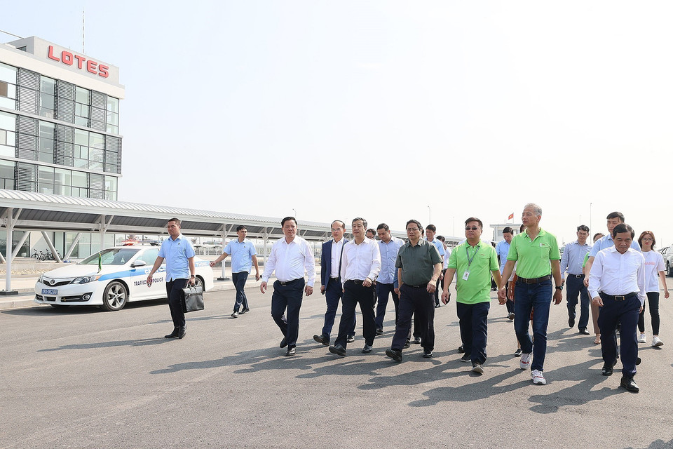 Thủ tướng Phạm Minh Chính kiểm tra hiện trạng khu công nghiệp Liên Hà Thái. (Ảnh: Dương Giang/TTXVN)