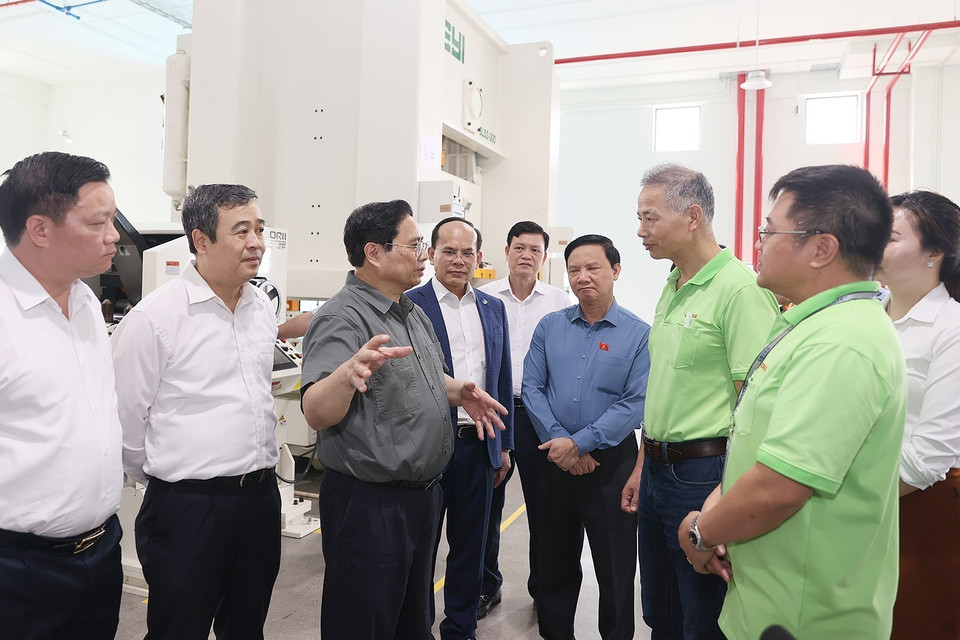 Thủ tướng Phạm Minh Chính kiểm tra hiện trạng khu công nghiệp Liên Hà Thái. (Ảnh: Dương Giang/TTXVN)
