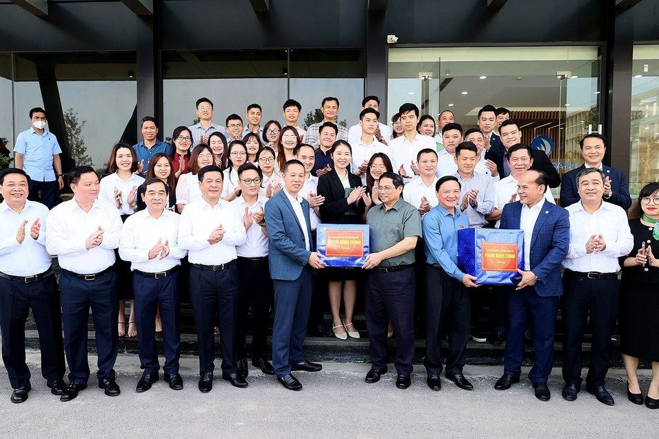 Thủ tướng Phạm Minh Chính tặng quà cho Ban Quản lý khu công nghiệp Liên Hà Thái. (Ảnh: Dương Giang/TTXVN)