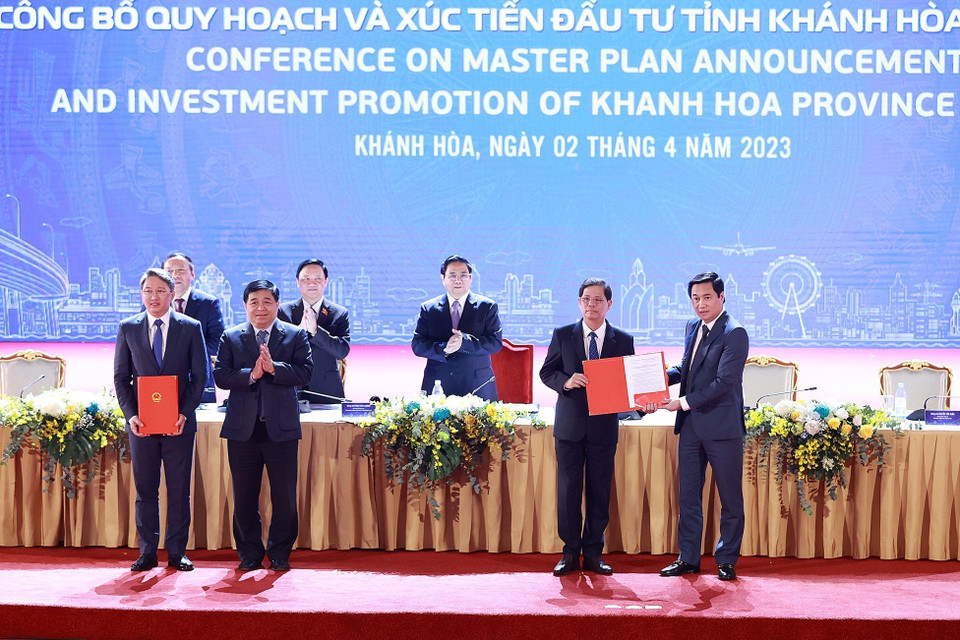 Thủ tướng Phạm Minh Chính và Phó Chủ tịch Quốc hội Nguyễn Khắc Định chứng kiến lễ công bố và trao Quyết định Quy hoạch tỉnh Khánh Hòa và điều chỉnh Quy hoạch chung xây dựng Khu Kinh tế Vân Phong. (Ảnh: Dương Giang/TTXVN)