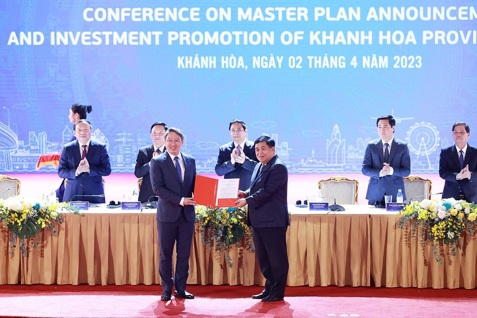 Thủ tướng Phạm Minh Chính và Phó Chủ tịch Quốc hội Nguyễn Khắc Định chứng kiến lễ công bố và trao Quyết định Quy hoạch tỉnh Khánh Hòa và điều chỉnh Quy hoạch chung xây dựng Khu Kinh tế Vân Phong. (Ảnh: Dương Giang/TTXVN)