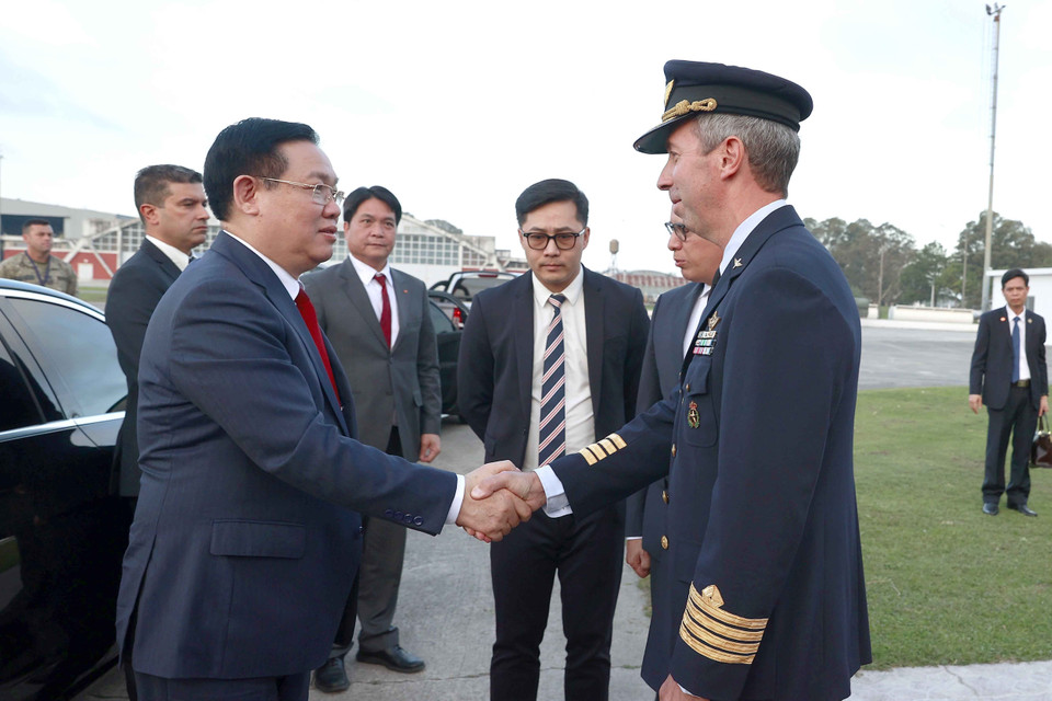 Lễ đón Chủ tịch Quốc hội Vương Đình Huệ tại sân bay quân sự, thủ đô Montevideo. (Ảnh: Doãn Tấn/TTXVN)