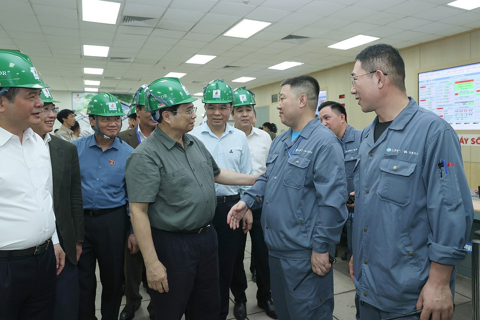 Thủ tướng Phạm Minh Chính động viên, chúc mừng cán bộ, kỹ sư và công nhân Nhà máy nhiệt điện Thái Bình 2. (Ảnh: Dương Giang/TTXVN)