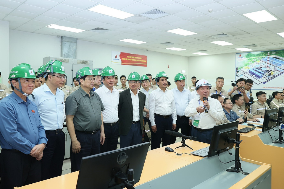 Thủ tướng Phạm Minh Chính kiểm tra công tác vận hành hai tổ máy của Nhà máy nhiệt điện Thái Bình 2. (Ảnh: Dương Giang/TTXVN)