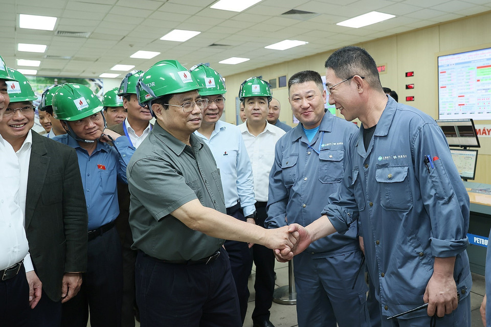 Thủ tướng Phạm Minh Chính động viên, chúc mừng cán bộ, kỹ sư và công nhân Nhà máy nhiệt điện Thái Bình 2. (Ảnh: Dương Giang/TTXVN)