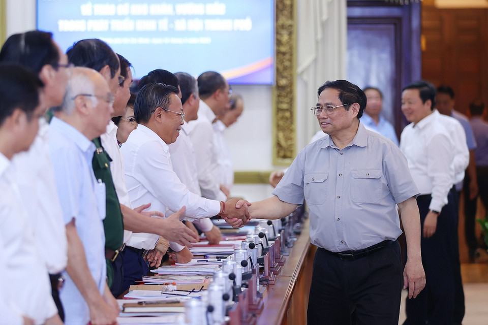 Thủ tướng Phạm Minh Chính với lãnh đạo các sở, ban, ngành Thành phố Hồ Chí Minh. (Ảnh: Dương Giang/TTXVN)