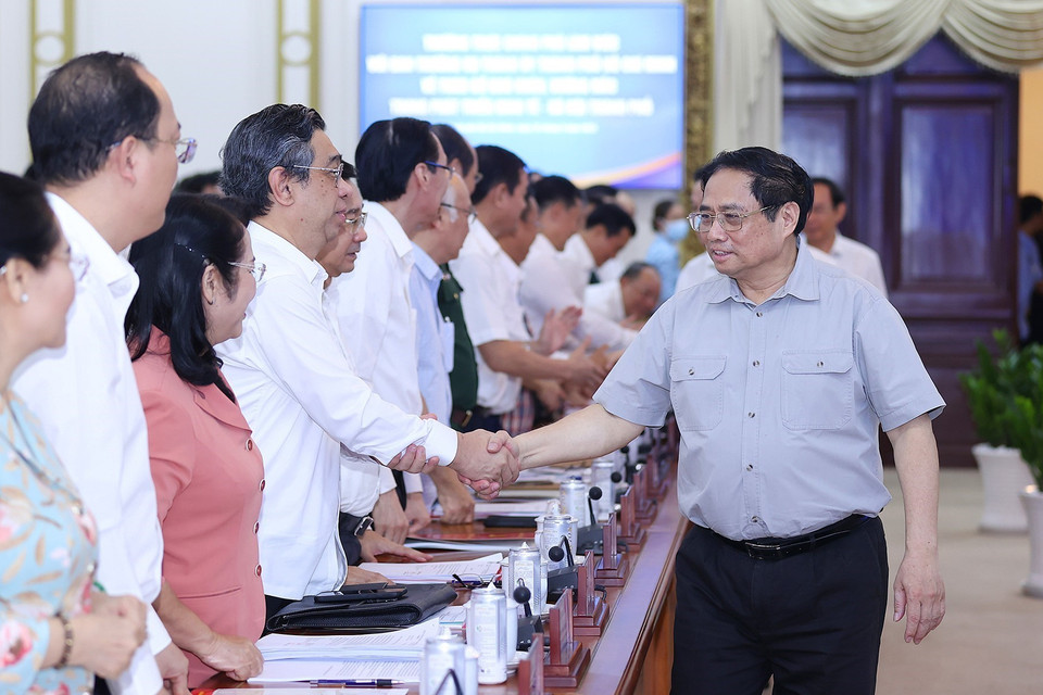 Thủ tướng Phạm Minh Chính với lãnh đạo các sở, ban, ngành Thành phố Hồ Chí Minh. (Ảnh: Dương Giang/TTXVN)