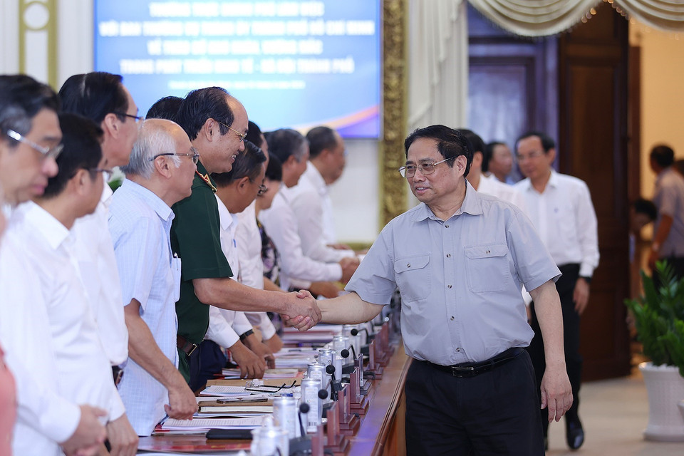 Thủ tướng Phạm Minh Chính với lãnh đạo các sở, ban, ngành Thành phố Hồ Chí Minh. (Ảnh: Dương Giang/TTXVN)